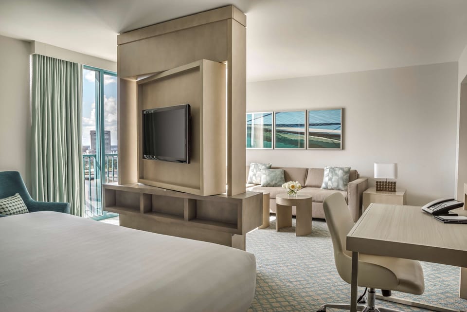 Studio Suite, 1 King Bed | Premium bedding, in-room safe, desk, iron/ironing board