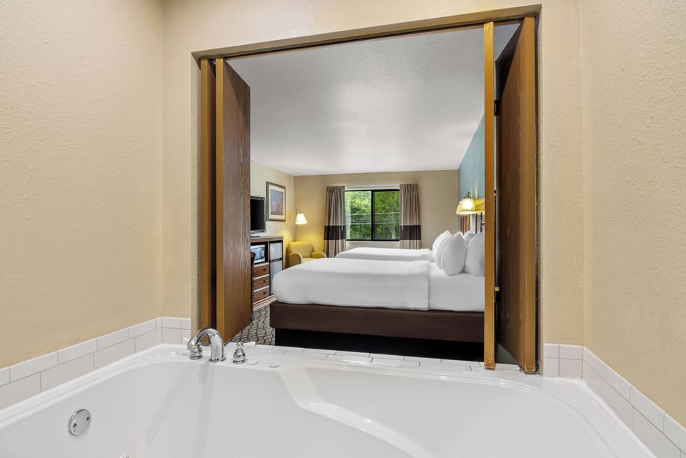 Two Queens Jacuzzi | Desk, iron/ironing board, free WiFi, bed sheets