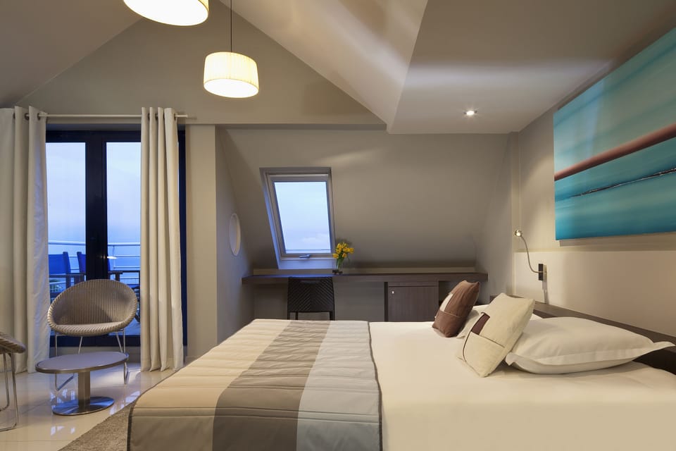 Superior Double or Twin Room, Sea View | Minibar, in-room safe, individually decorated, individually furnished