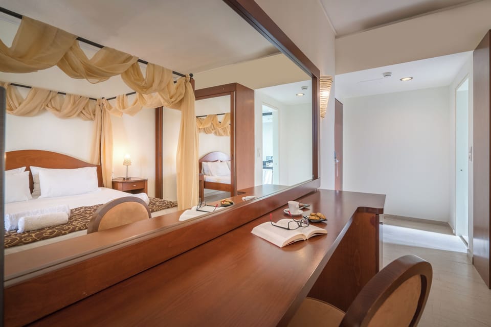 Pillowtop beds, minibar, desk, soundproofing