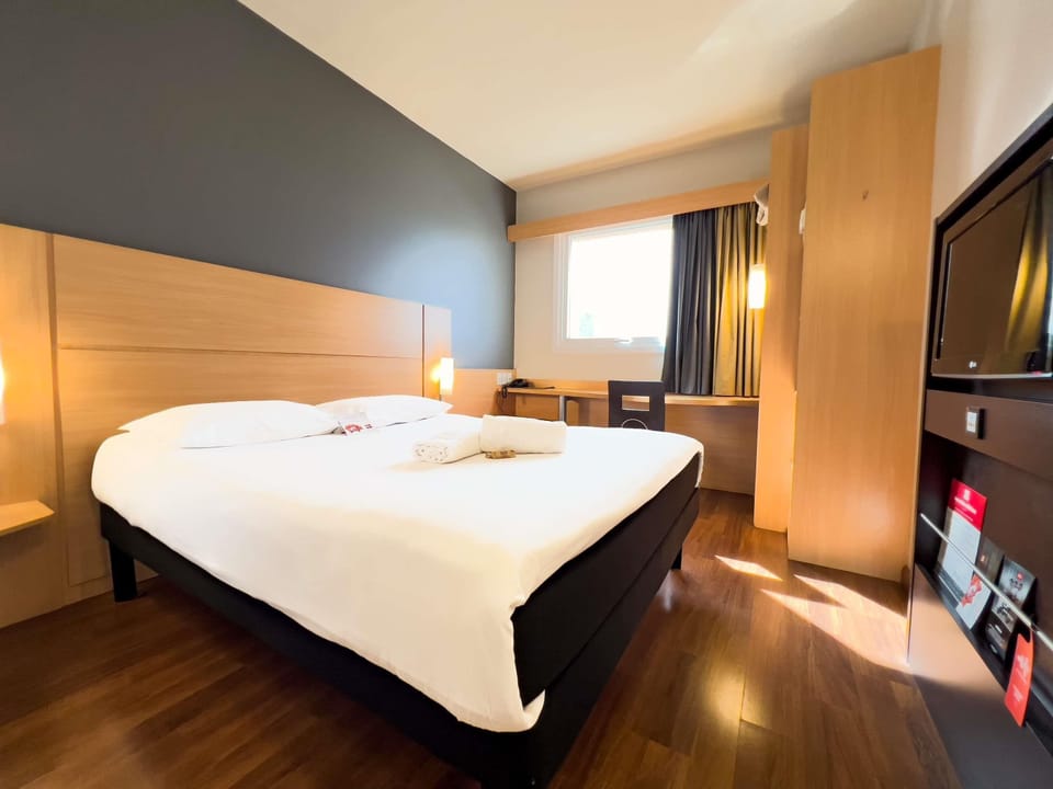 Standard Room, 1 Double Bed | Minibar, in-room safe, desk, iron/ironing board (on request)