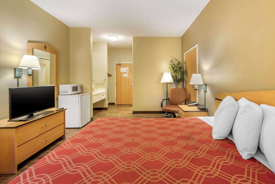 Standard Room, 1 King Bed, Non Smoking | Desk, iron/ironing board, WiFi (free), bed sheets