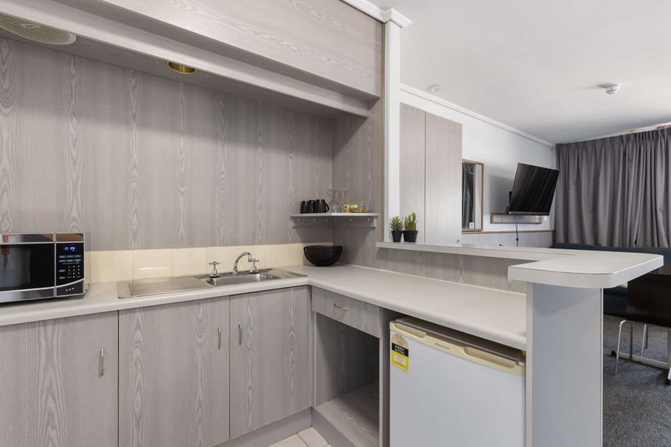 Executive Room | Iron/ironing board, rollaway beds, free WiFi, bed sheets