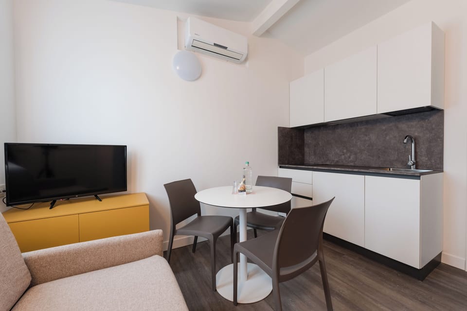 Silver Chalet | Private kitchen | Full-size fridge, stovetop, cookware/dishes/utensils