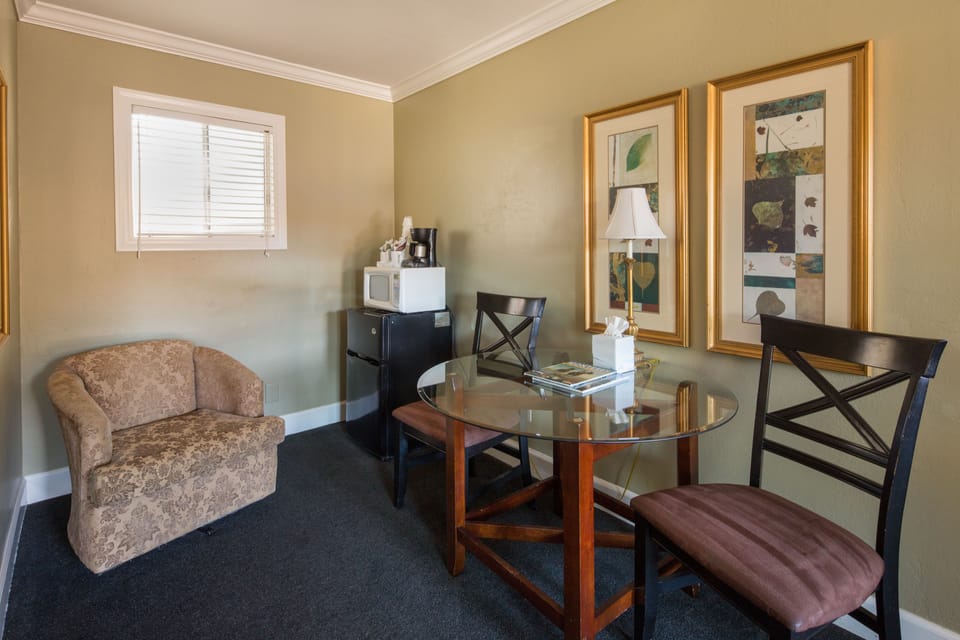 Standard Room, 2 Queen Beds | Room amenity