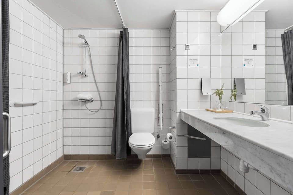 Shower, free toiletries, hair dryer, towels