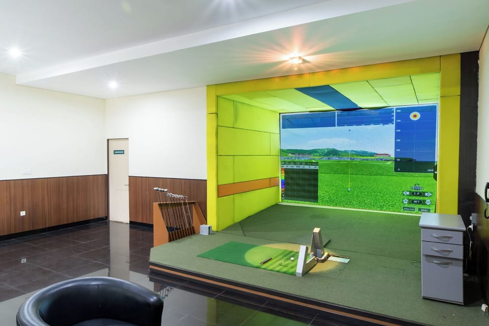 Indoor golf driving range