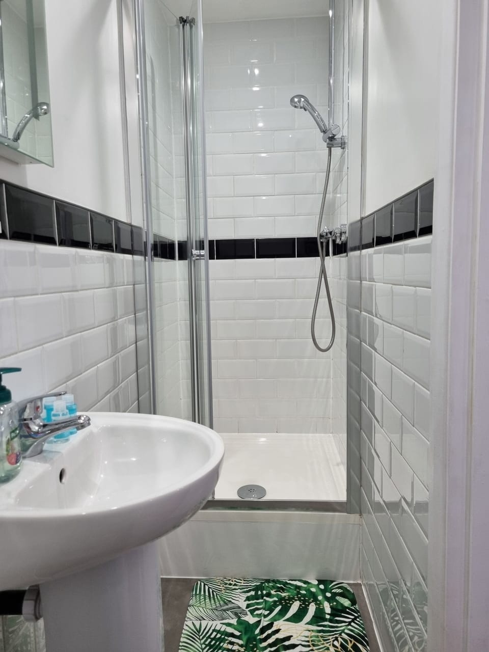 Family Room, Ensuite | Bathroom | Shower, hair dryer, towels, soap