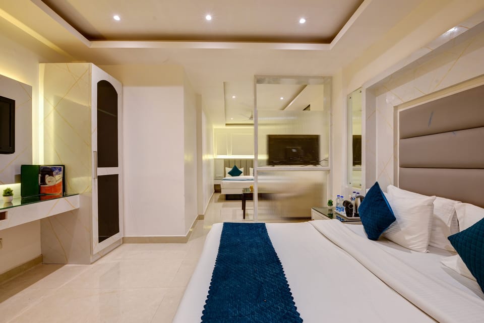 Family Room, 2 Double Beds | Minibar, in-room safe, desk, soundproofing