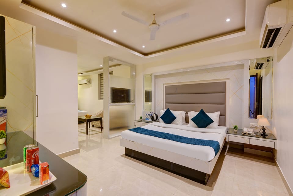 Family Room, 2 Double Beds | Minibar, in-room safe, desk, soundproofing