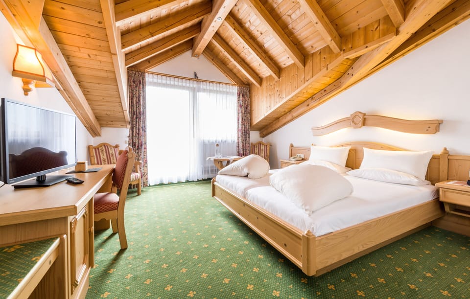 Classic Double Room | In-room safe, desk, cribs/infant beds, free WiFi