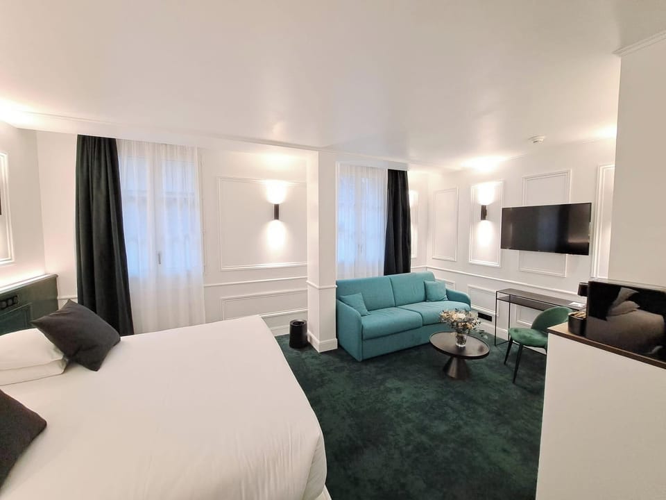 Prestige Room | Hypo-allergenic bedding, minibar, in-room safe, individually furnished