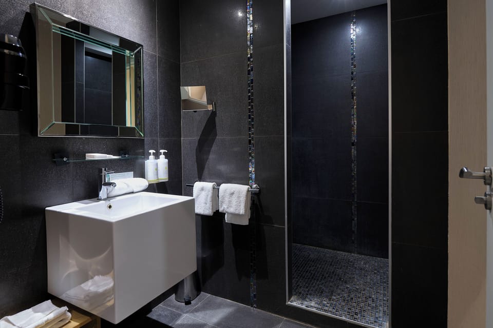 Executive Room | Bathroom | Designer toiletries, hair dryer, slippers, towels