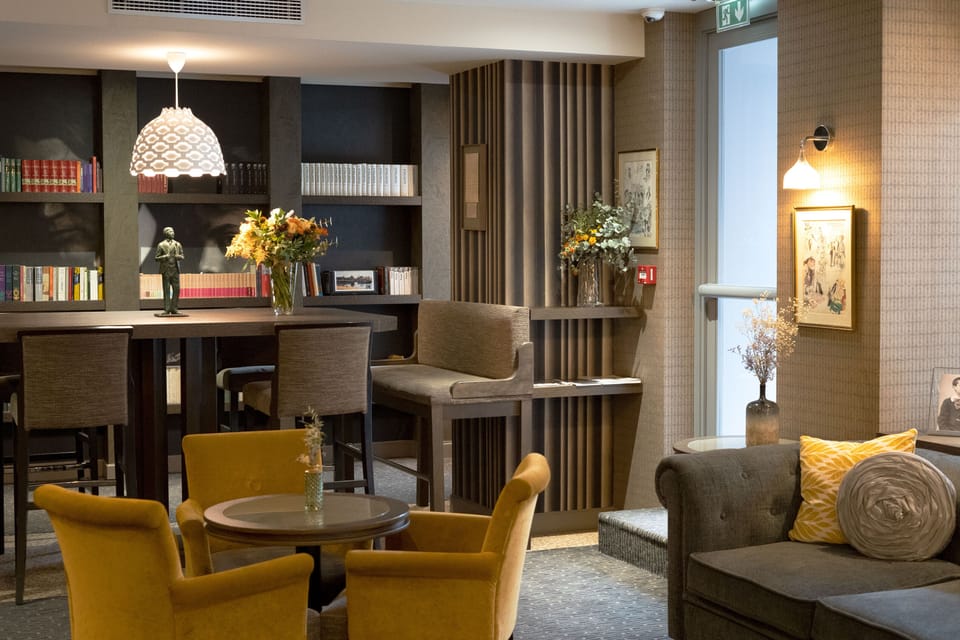 Lobby lounge