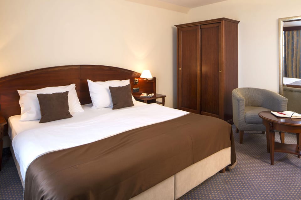 Classic Room | In-room safe, desk, blackout drapes, free WiFi