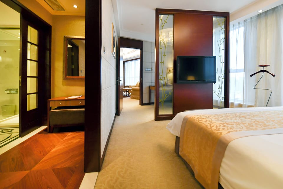 Executive Suite | Premium bedding, down comforters, pillowtop beds, minibar