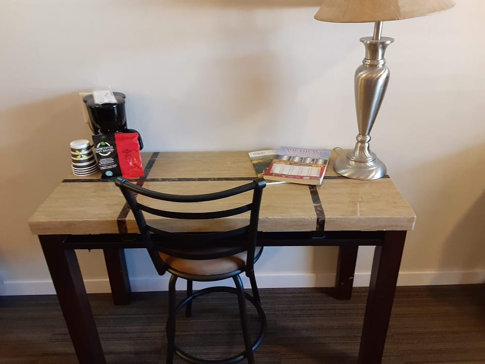 Superior Single Room, 1 King Bed | In-room dining
