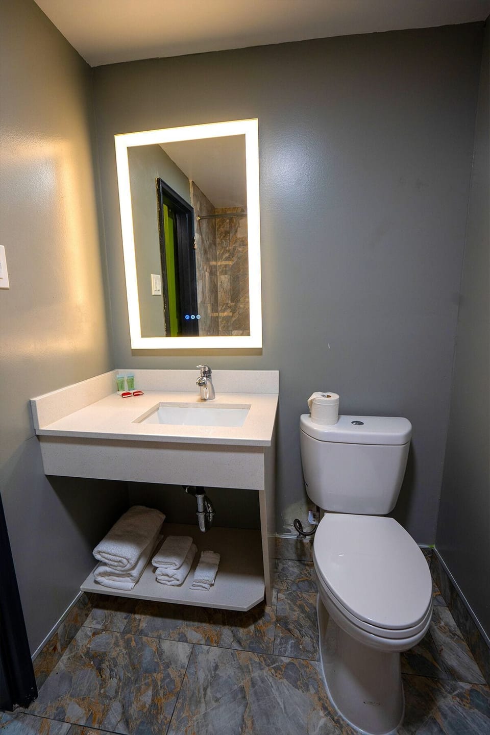 One King Bed | Bathroom | Combined shower/tub, free toiletries, hair dryer, towels