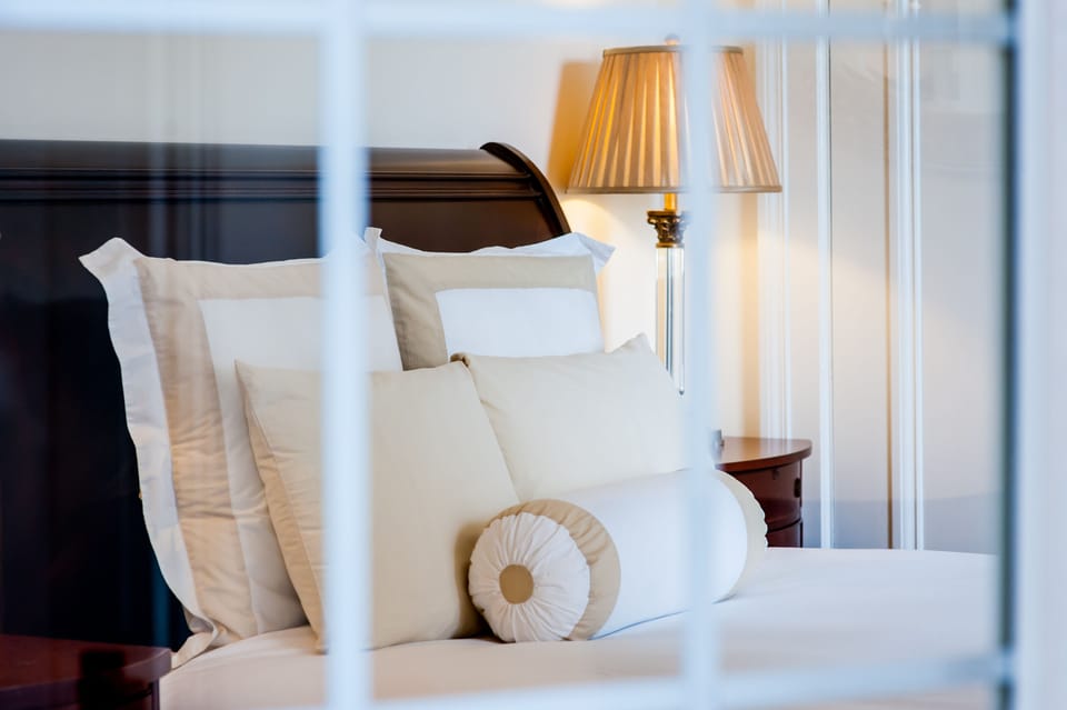 Deluxe Room, 1 Queen Bed | Premium bedding, in-room safe, desk, iron/ironing board