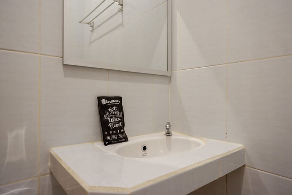Shower, free toiletries, towels