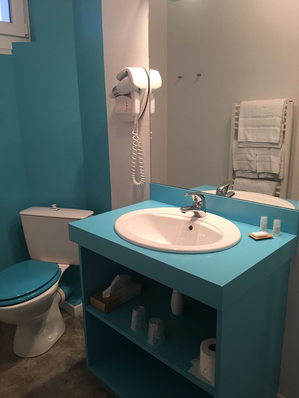 Premium Double Room | Bathroom | Free toiletries, hair dryer, towels