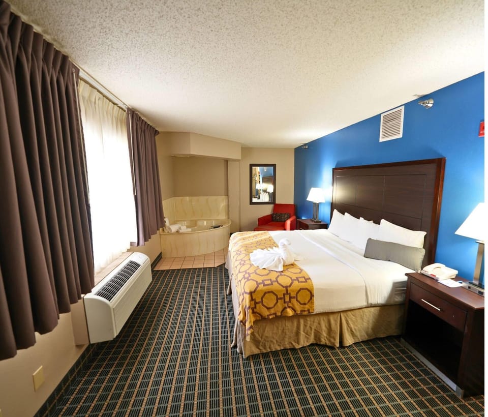 Studio Suite, 1 King Bed with Sofa bed, Non Smoking, Jetted Tub | Individually decorated, individually furnished, desk, blackout drapes