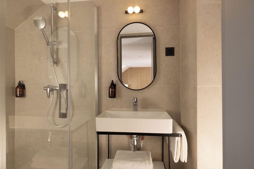 Triple Room | Bathroom | Shower, free toiletries, hair dryer, towels