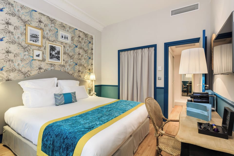 Premium bedding, in-room safe, iron/ironing board, free WiFi