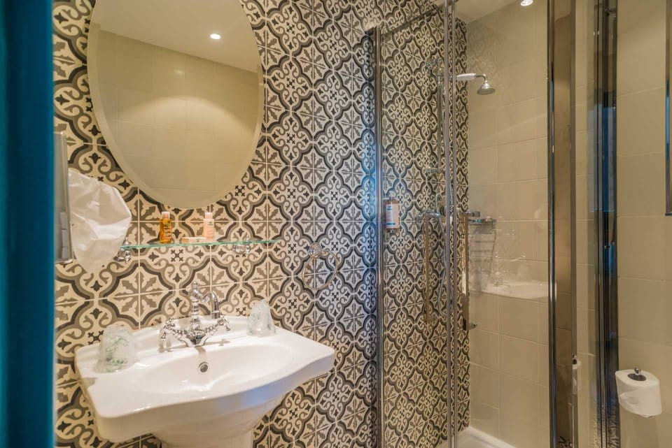 Superior Double or Twin Room | Bathroom | Towels