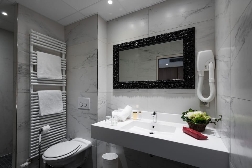 Comfort Room | Bathroom | Free toiletries, hair dryer, towels
