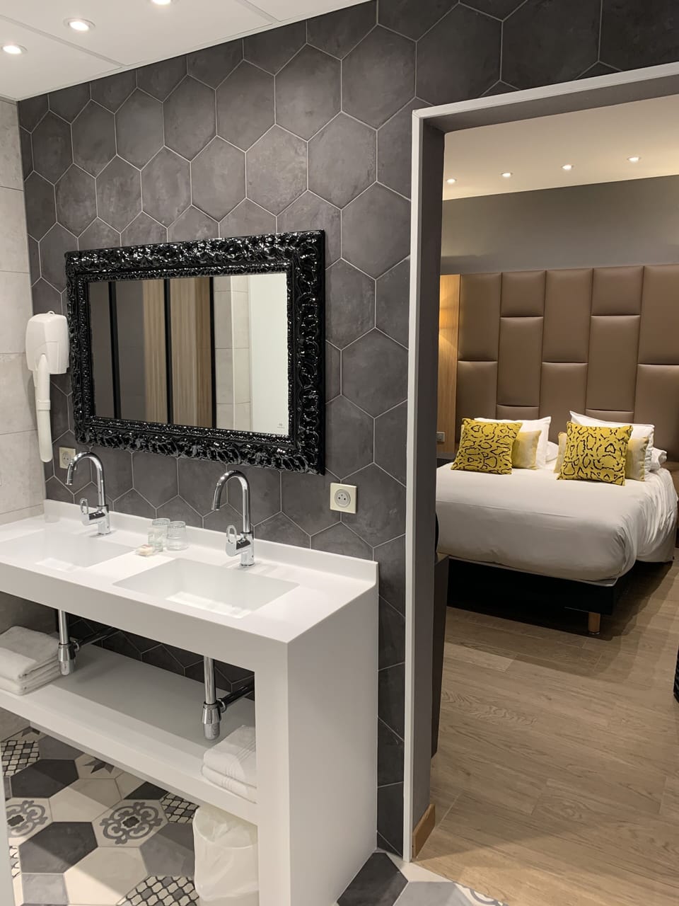 Comfort Room | Minibar, in-room safe, individually decorated, individually furnished