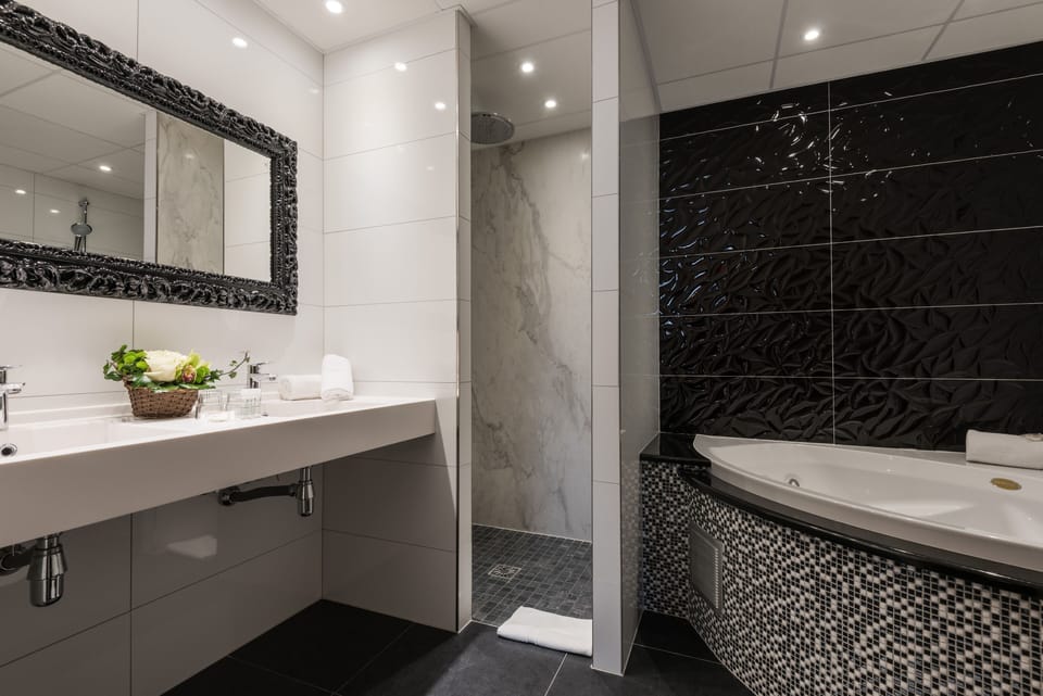 Deluxe Room | Bathroom | Free toiletries, hair dryer, towels