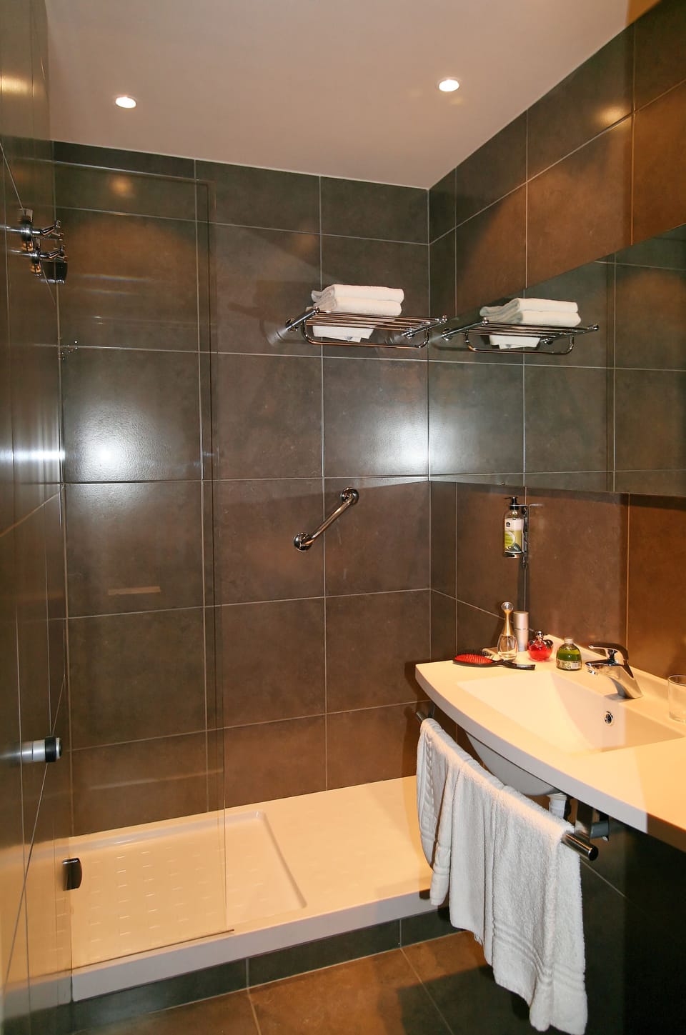 Family Quadruple Room | Bathroom | Free toiletries, hair dryer, towels