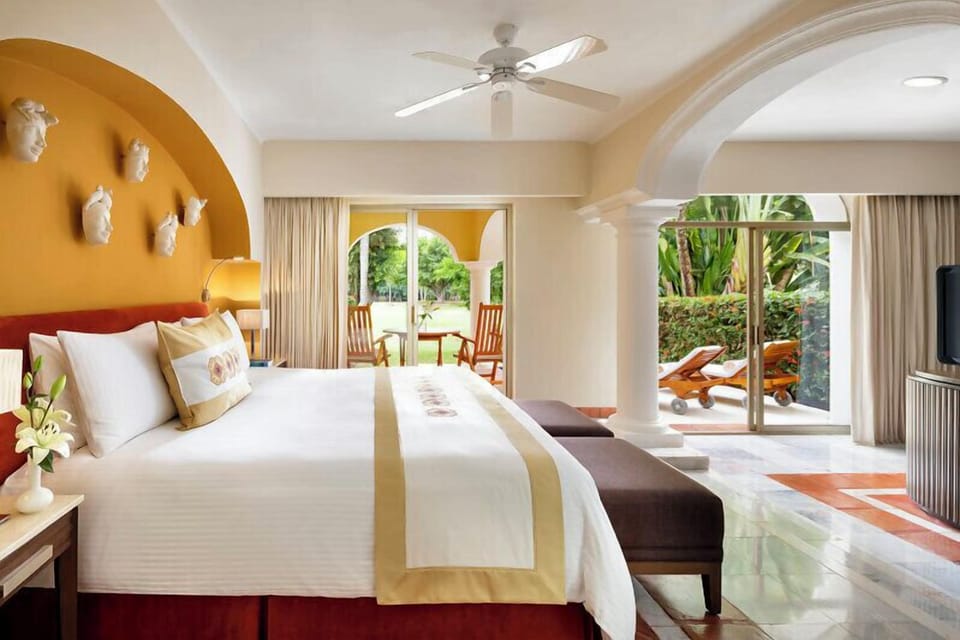 Grand Class Plus | Premium bedding, down comforters, pillowtop beds, free minibar