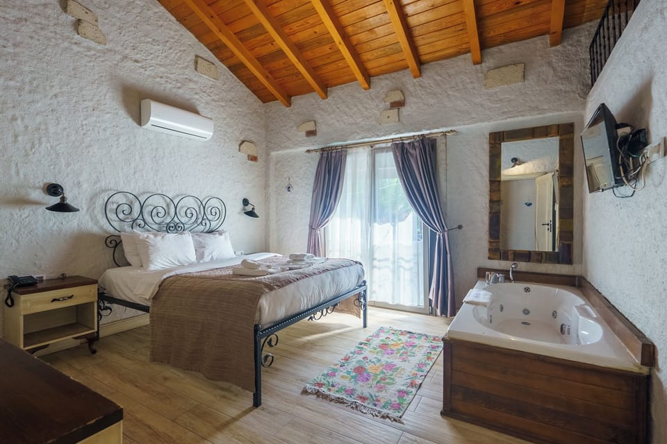 Room, Jetted Tub | Frette Italian sheets, premium bedding, minibar, free WiFi