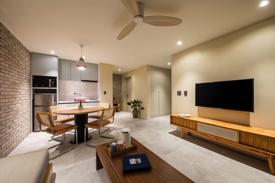 The Terrace Suite (1 pet weight 20kg, additional fee for extra / Vaccination certificate required) | Living area | Flat-screen TV, heated floors