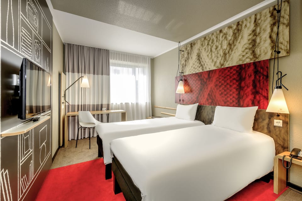 Standard Room, 2 Twin Beds | In-room safe, desk, blackout drapes, soundproofing