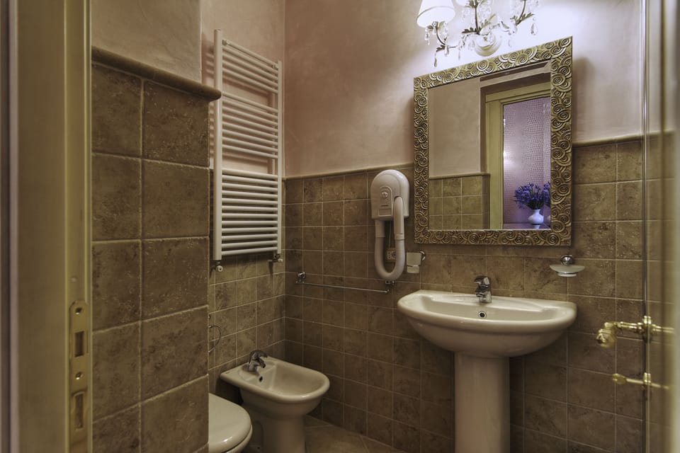 Shower, rainfall showerhead, free toiletries, hair dryer