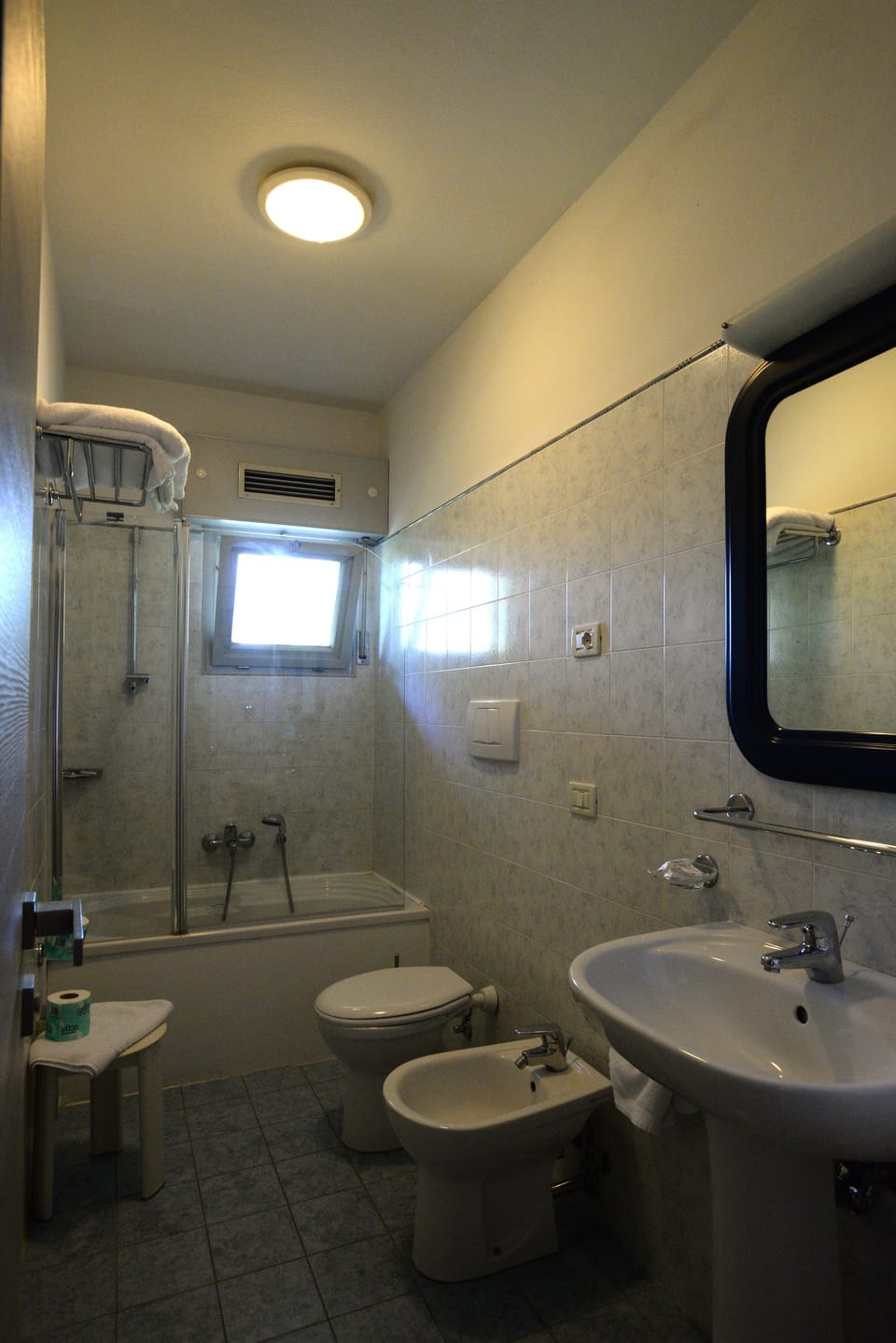 Combined shower/tub, rainfall showerhead, free toiletries, hair dryer