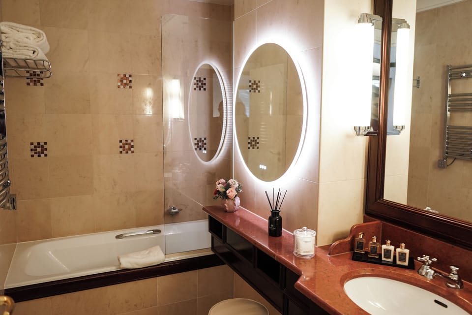 Suite Junior Signature | Bathroom | Free toiletries, hair dryer, bathrobes, slippers
