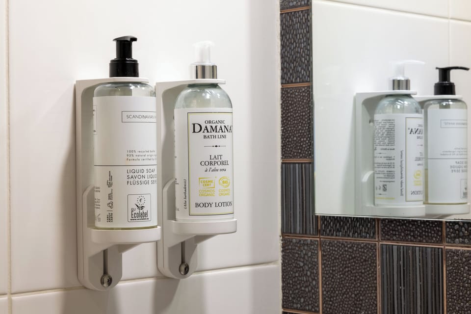 Classic Twin Room | Bathroom | Shower, free toiletries, hair dryer, towels