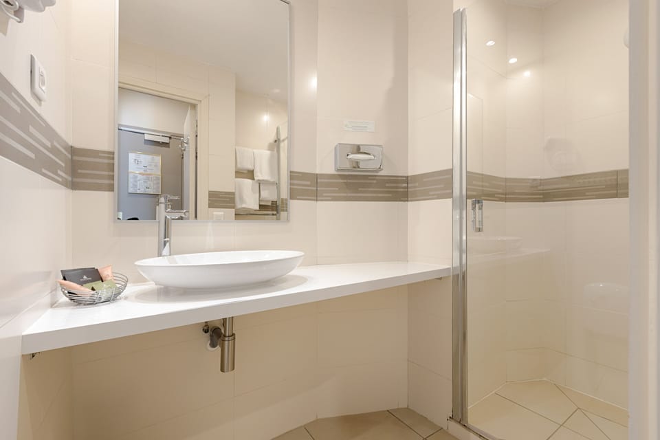 Twin Room | Bathroom | Hair dryer, towels