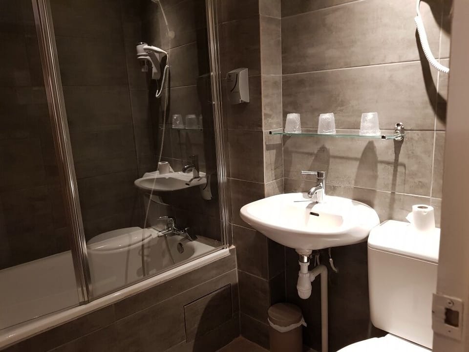 Deluxe Room | Bathroom | Hair dryer, towels