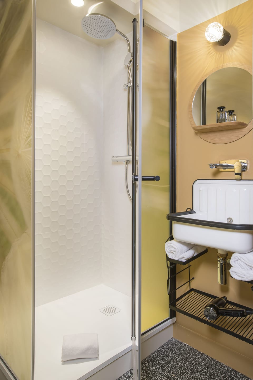 Standard Double Room | Bathroom | Shower, rainfall showerhead, free toiletries, hair dryer