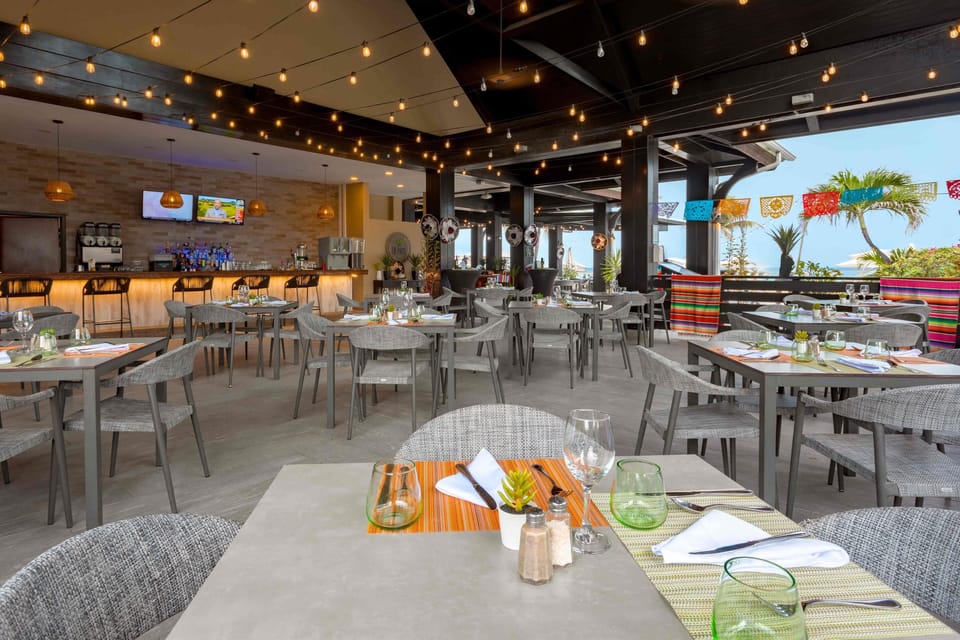 5 restaurants; breakfast, lunch, and dinner served