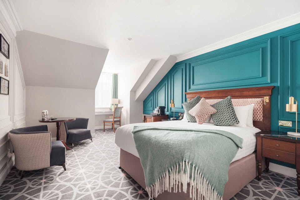 Premium Double Room, 1 Queen Bed | Premium bedding, in-room safe, desk, laptop workspace