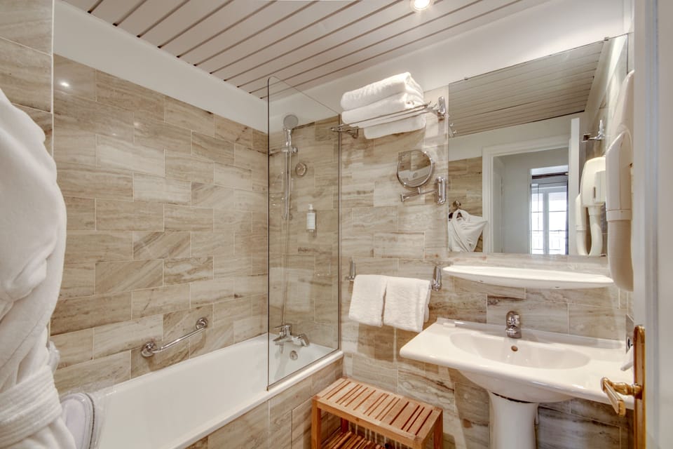 Deluxe Twin Room | Bathroom | Hair dryer, towels, soap, shampoo