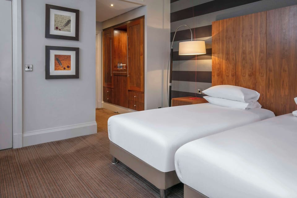 Room, 2 Twin Beds, Accessible | 1 bedroom, hypo-allergenic bedding, in-room safe, desk