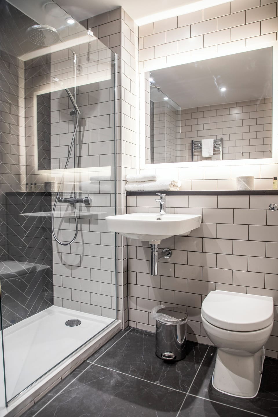 Superior Double Room | Bathroom | Combined shower/tub, free toiletries, hair dryer, towels