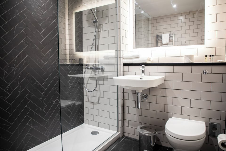 Superior Double Room | Bathroom | Combined shower/tub, free toiletries, hair dryer, towels